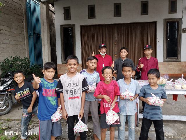 Jumat Barokah, Vioni Bersaudara Borong Takjil Dan Membagi-bagikannya Pada Masyarakat