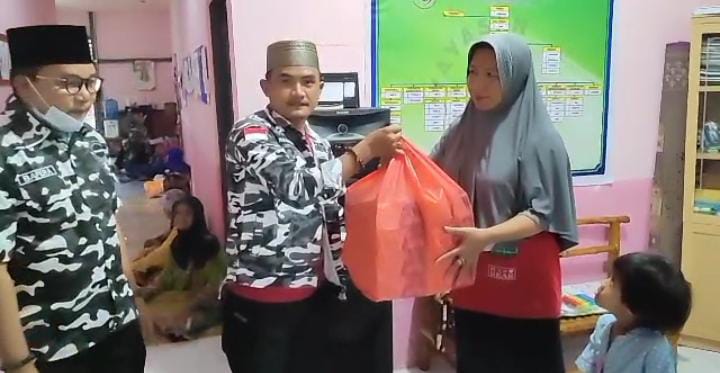 Memasuki Pertengahan Bulan Ramadhan Berkah, Bapera Inhil Bagikan Takjil ke Masyarakat