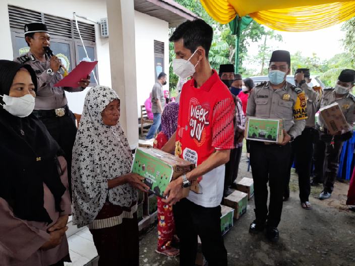 Bekerja Sama Dengan PT Sinar Alima, Polsek Tembilahan Hulu Bagikan Ratusan Paket Sembako