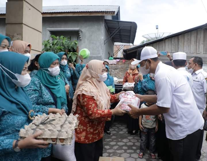 TP PKK dan Dharma Wanita Kabupaten Asahan Serahkan Bantuan Kepada Korban Kebakaran Desa Sei Apung Kecamatan Tanjung Balai