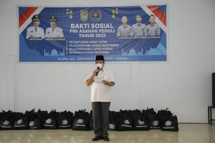 Bupati Asahan yang diwakili oleh Asisten Ekonomi dan Pembangunan menyampaikan sambutannya pada acara Bakti Sosial PWI Kabupaten Asahan