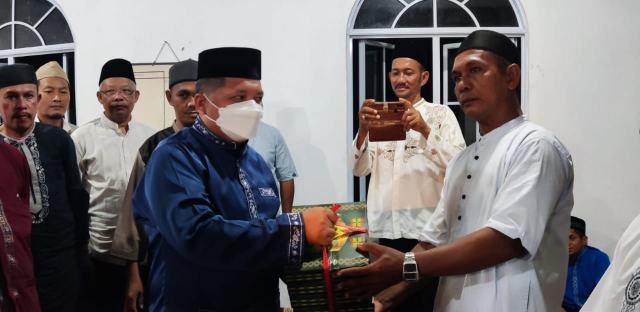 Di Masjid Al Huda Desa Teluk Siantan, Safari Ramadhan Hari Ke 19 Wakil Bupati Serahkan Bantuan