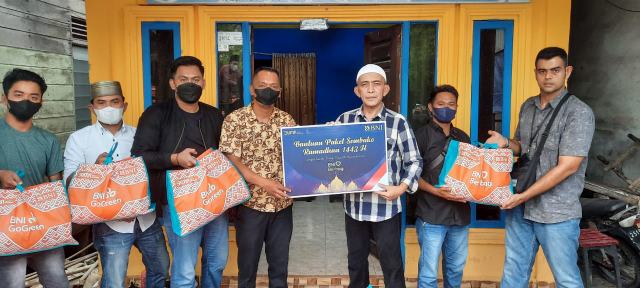 BNI Tembilahan Bekerja Sama Dengan IWO Inhil Salurkan Ratusan Paket Sembako
