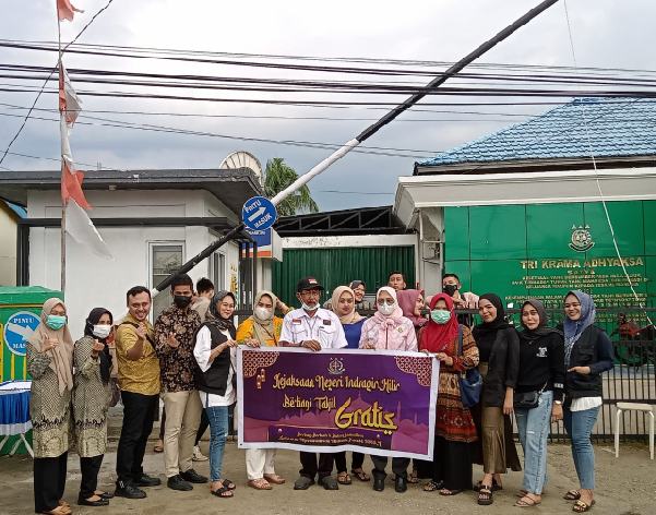 Jumat Barokah Di Bulan Romadhan, Kejari dan Vioni Bersaudara Berbagi Ratusan Paket Takjil Gratis Jumat Barokah Di Bulan Romadhan, Kejari dan Vioni Bersaudara Berbagi Ratusan Paket Takjil Gratis