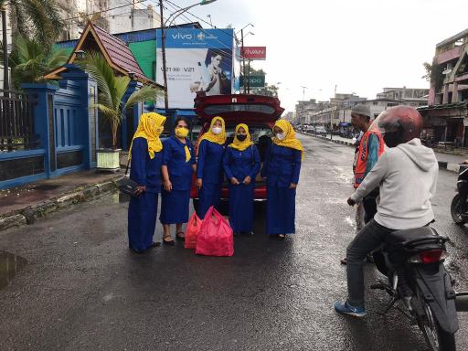 Persatuan Istri Karyawan Karyawati (PIKK) PLN ULP Tembilahan Bagi-bagi Takjil Bagi Pengguna Jalan