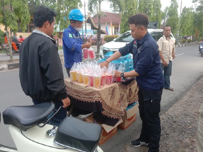 Gandeng Convest, Iconnet Bagikan Takjil Gratis ke Masyarakat Gandeng Convest, Iconnet Bagikan Takjil Gratis ke Masyarakat