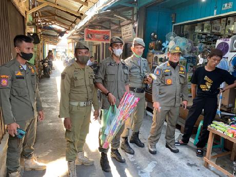 Picu Kebakaran, Petugas Pol PP Sita Petasan Berdaya Ledak Tinggi Picu Kebakaran, Petugas Pol PP Sita Petasan Berdaya Ledak Tinggi