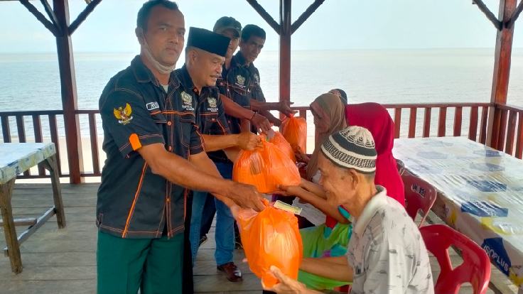 Sambut Idul Fitri, Perpat Pesisir Berbagi Sembako Bagi Kaum Duafa