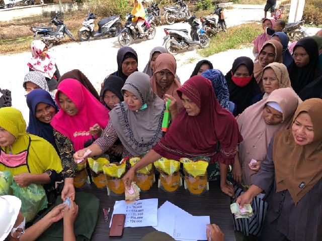 Pemdes Karya Tani Bersama PT Bumi Palma Gelar Bazar Minyak Goreng