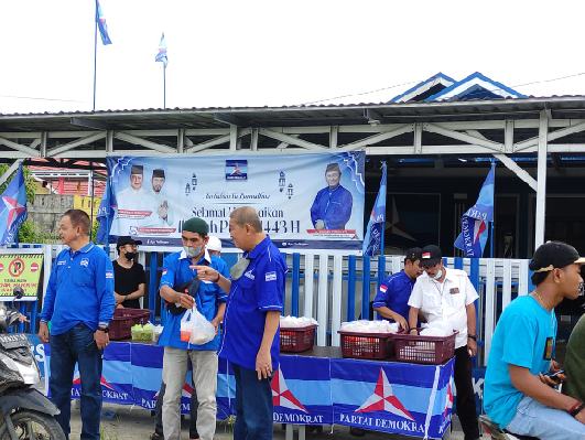 DPC Partai Demokrat Berbagi Takjil Gratis Bagi Pengguna Jalan