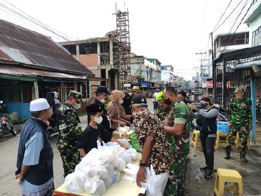 Kodim 0314/Inhil Bersinergi Dengan Pemuda Panca Marga Membagi-bagikan Takjil Gratis