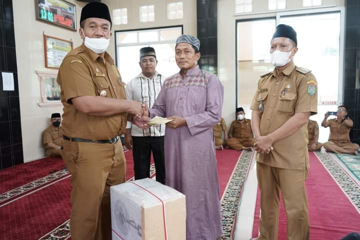 Wakil Bupati Asahan berikan bantuan satu set Kipas Angin Uap dan Uang Tunai Rp 2 Juta kepada BKM Mesjid Tawakal