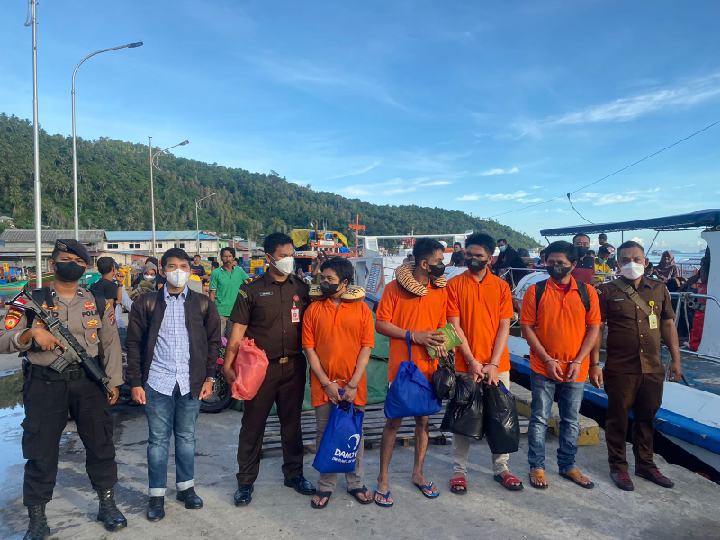 Cabjari Natuna Di Tarempa Bawa 4 Orang Tahanan Ke Rutan Kelas I Tanjungpinang