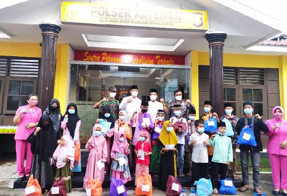 Polsek Bersama Koramil 06/Kateman Dan Vioni Bersaudara Bagi-bagikan Takjil Gratis