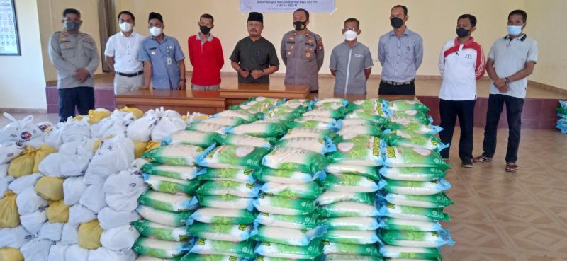 Polsek Kundur Dan Perusahaan Penambangan Timah Salurkan 500 Paket Sembako Polsek Kundur Dan Perusahaan Penambangan Timah Salurkan 500 Paket Sembako