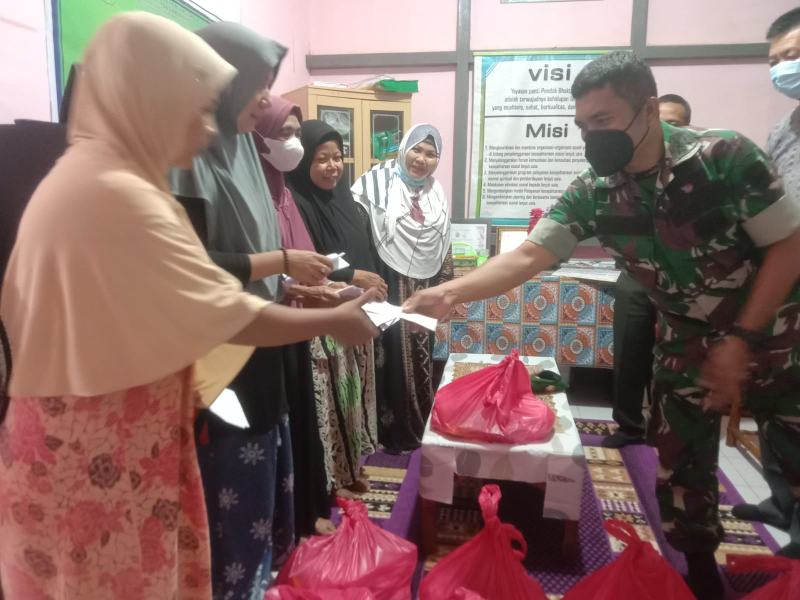 Menjelang Lebaran, Kodim 0314/Inhil Bersama Tokoh Masyarakat Sungai Piring Berikan Sembako Kepada Pondok Bhakti Lansia Menjelang Lebaran, Kodim 0314/Inhil Bersama Tokoh Masyarakat Sungai Piring Berikan Sembako Kepada Pondok Bhakti Lansia