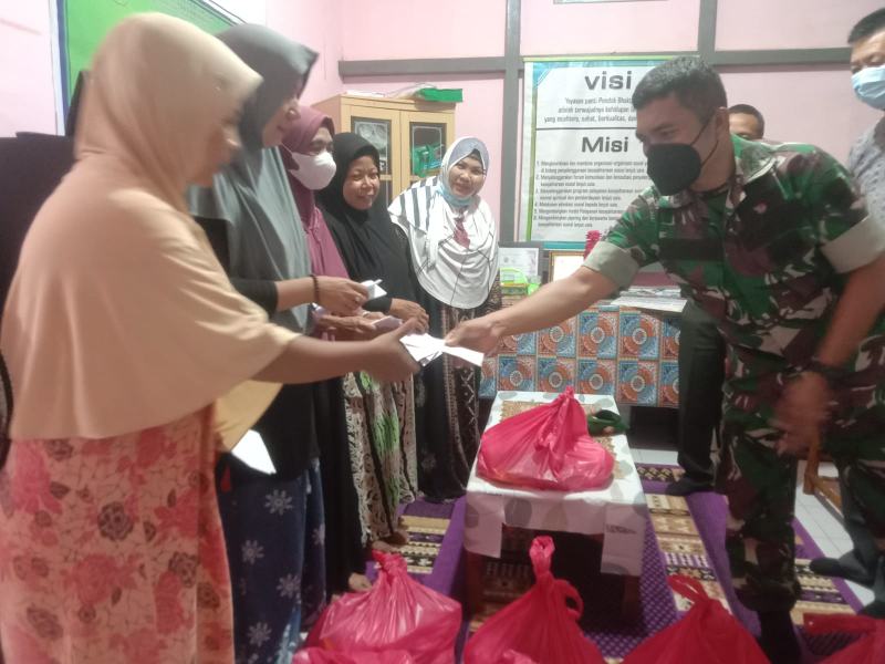 Menjelang Lebaran, Kodim 0314/Inhil Bersama Tokoh Masyarakat Sungai Piring Berikan Sembako Kepada Pondok Bhakti Lansia