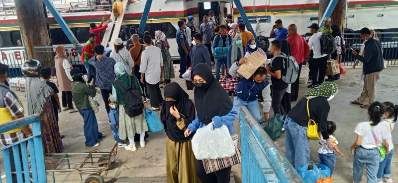 Arus Mudik Di Pelabuhan Tanjungbatu, Terpantau Padat Dan Lancar