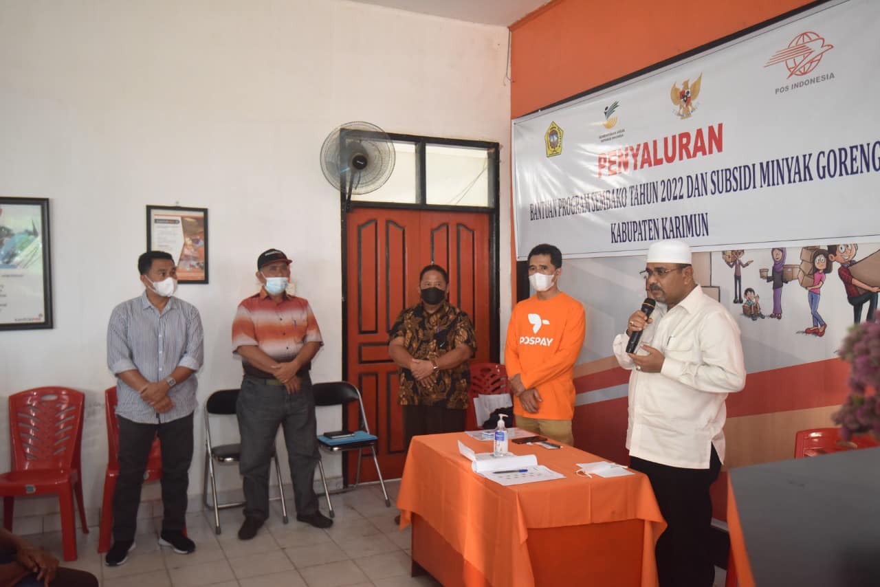 Bupati Karimun Pantau Pendistribusian BLT Minyak Goreng dan BSS di Kantor Pos Bupati Karimun Pantau Pendistribusian BLT Minyak Goreng dan BSS di Kantor Pos