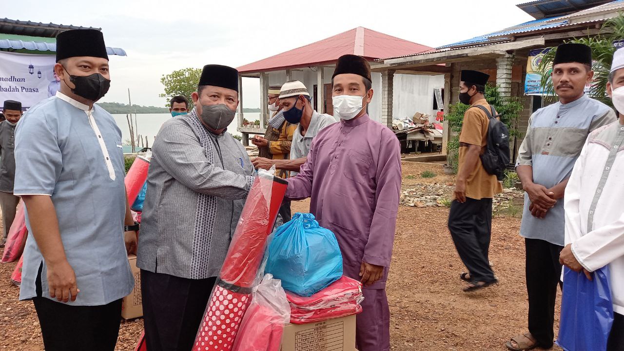 Dinsos Karimun Distribusikan Bantuan Korban Bencana di Kecamatan Buru Dinsos Karimun Distribusikan Bantuan Korban Bencana di Kecamatan Buru