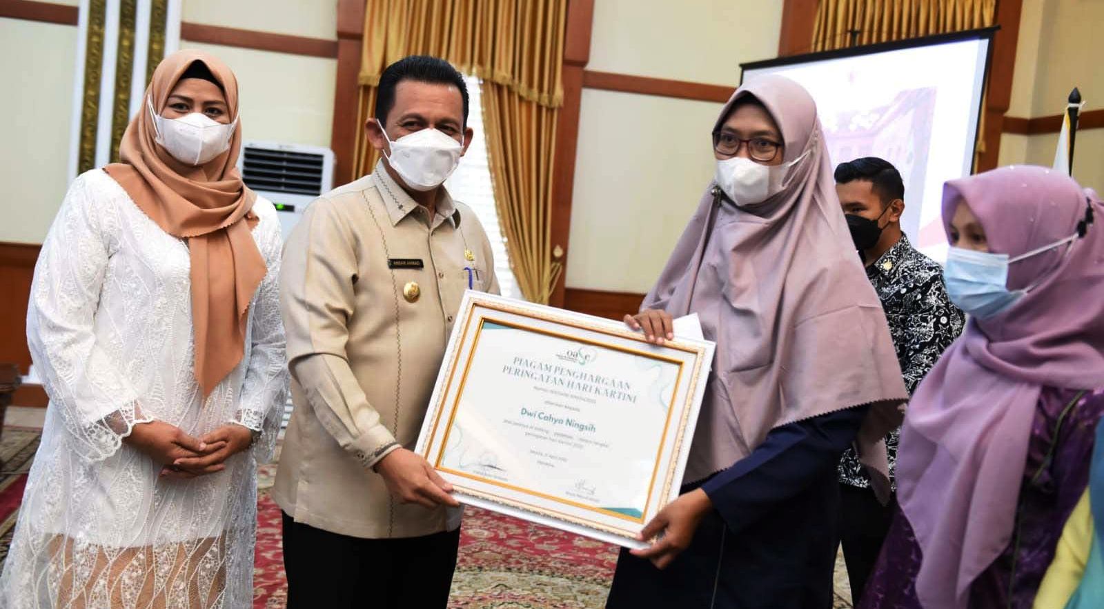 Ansar Ahmad Peringati Hari Kartini Dengan Beri Penghargaan Bagi Kartini Masa Kini di Kepri