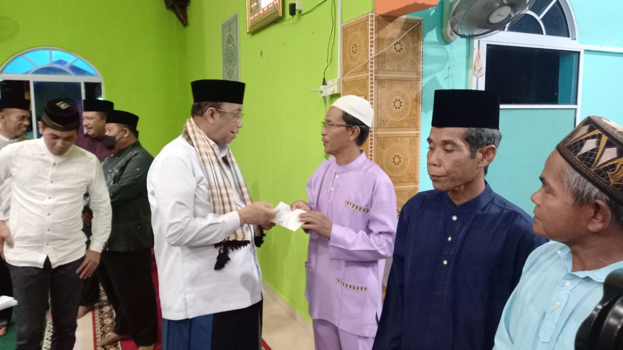 Anwar Hasyim Gelar Safari Ramadhan di Dusun Pelambung Desa Pongkar, Warga Minta bantu Sajadah
