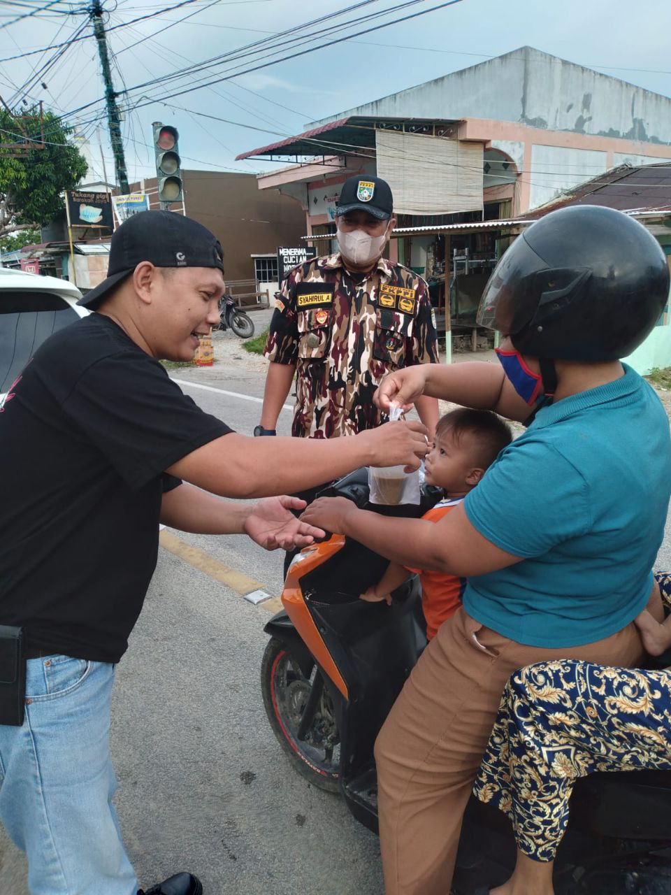 Jecovers Karimun dan FKPPI Berbagi Takjil Untuk Pengendara, Sebar 150 Paket Menu Buka Puasa