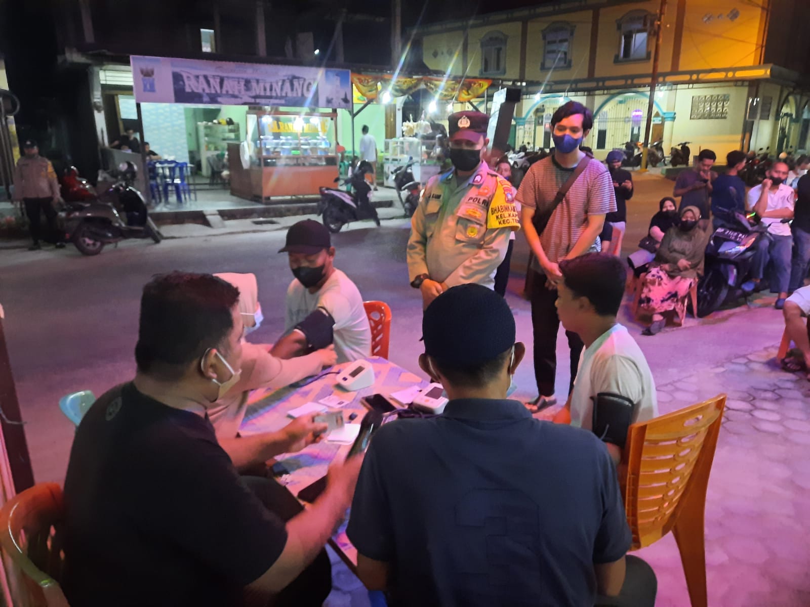 Vaksinasi Malam Hari Gencar Dilakukan Polres Karimun Vaksinasi Malam Hari Gencar Dilakukan Polres Karimun