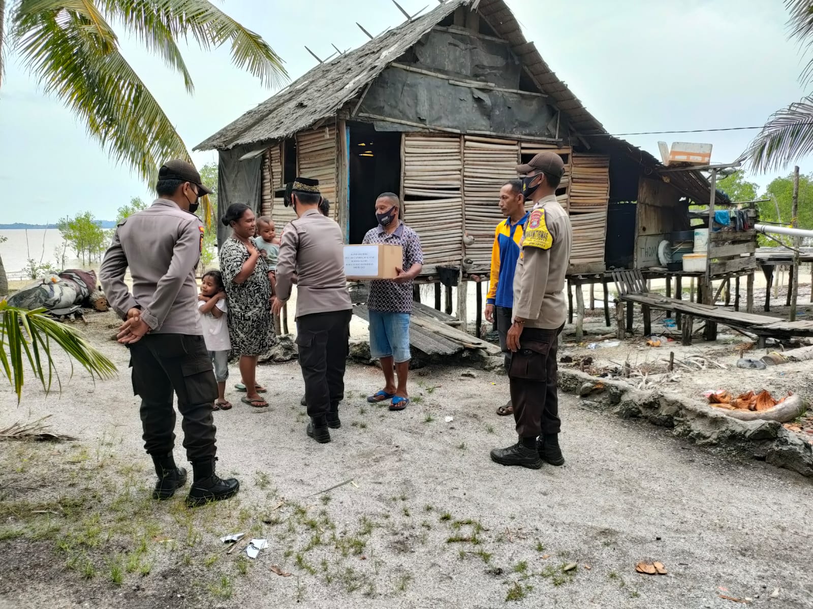 Polsek Buru Berikan Bantuan Sembako Bagi Masyarakat Kurang Mampu