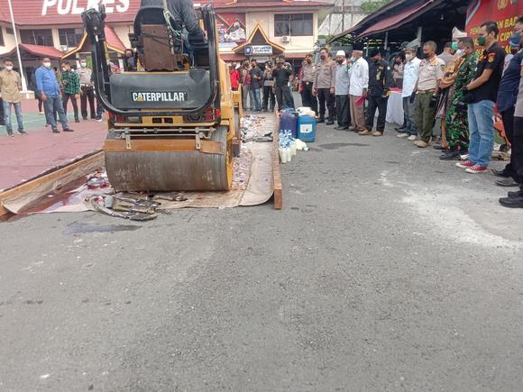 Polres Inhil Musnahkan knalpot bising dan miras