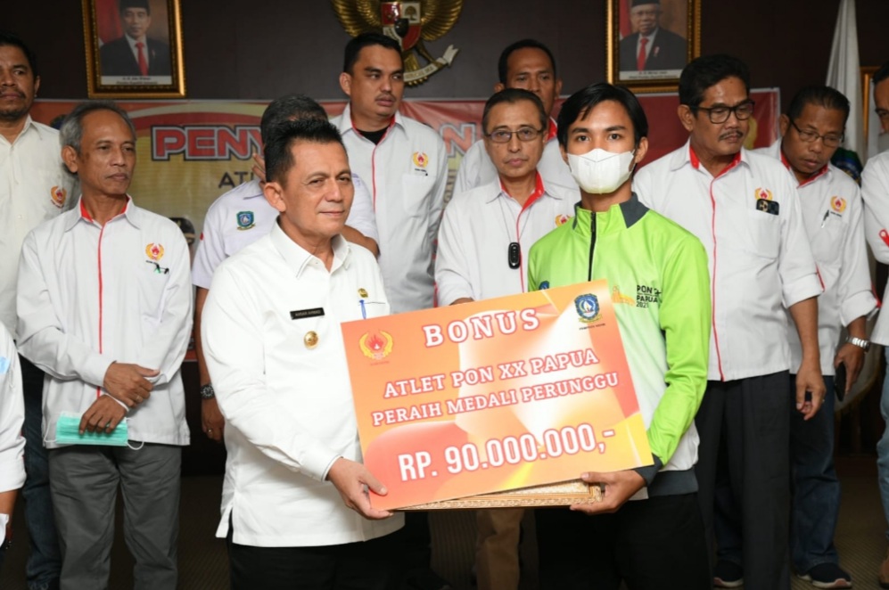 Gubernur Kepri Serahkan Bonus Untuk Atlet dan Pelatih Berprestasi Yang Bertanding Pada PON XX Papua 2021