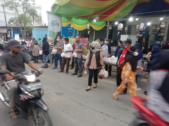 Yayasan Vioni Bersaudara Terus Berlanjut Membagikan Takjil Gratis Kepada Masyarakat Yayasan Vioni Bersaudara Terus Berlanjut Membagikan Takjil Gratis Kepada Masyarakat