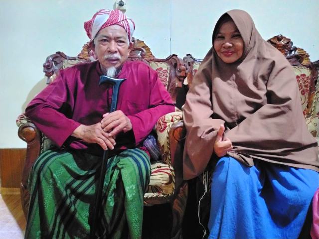 Ketua Yayasan Pusaka Pondok Bhakti Lansia, Yuliana Daud Mengunjungi Kediaman Tokoh Agama KH Idrus Hasyim di Desa Benten Ketua Yayasan Pusaka Pondok Bhakti Lansia, Yuliana Daud Mengunjungi Kediaman Tokoh Agama KH Idrus Hasyim di Desa Benten