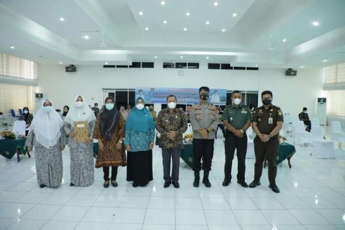 Foto bersama Asisten Perekonomian dan Pembangunan, Dandim 0208/ Asahan, Kapolres Asahan, beserta Tim Deputi Bidang Koordinasi Peningkatan Kualitas Kesehatan dan Pembangunan Kependudukan RI