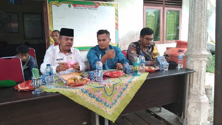 Setelah Dimediasikan, Kades Tekulai Hulu: Yang Mengundurkan Diri Sudah Masuk Kembali Seperti Biasa Setelah Dimediasikan, Kades Tekulai Hulu: Yang Mengundurkan Diri Sudah Masuk Kembali Seperti Biasa