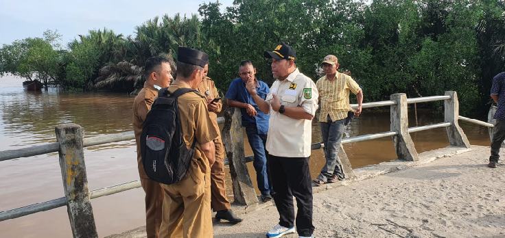 Dinas PUPR Inhil dan PU Provinsi Riau Tinjau Kerusakan Jembatan Kelurahan Sungai Piring