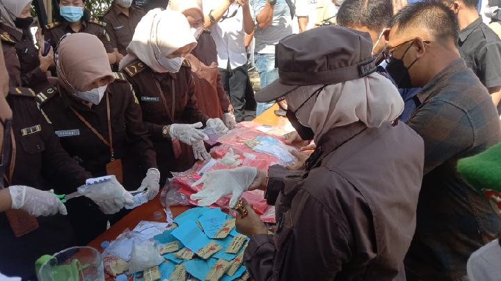 Kejari Inhil Lakukan Pemusnahan Barang Bukti Tindak Pidum, Disaksikan Bupati HM Wardan Kejari Inhil Lakukan Pemusnahan Barang Bukti Tindak Pidum, Disaksikan Bupati HM Wardan