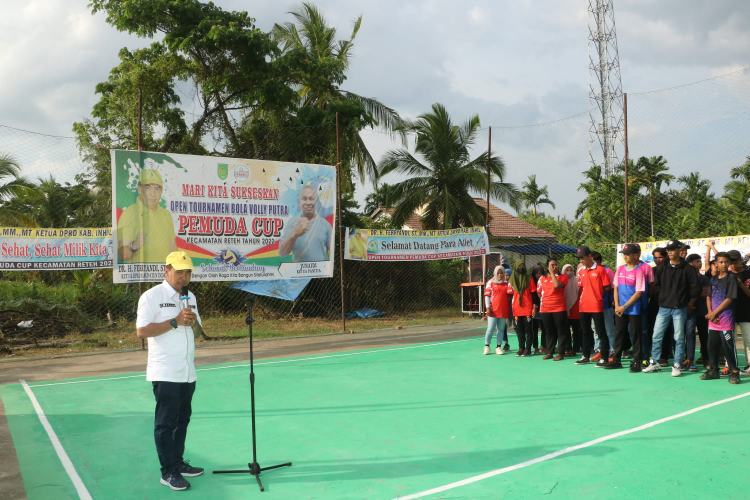 Berhadiah Rp 50 Juta, Ferryandi Buka Secara Resmi Turnamen Bola Voli di Pulau Kijang