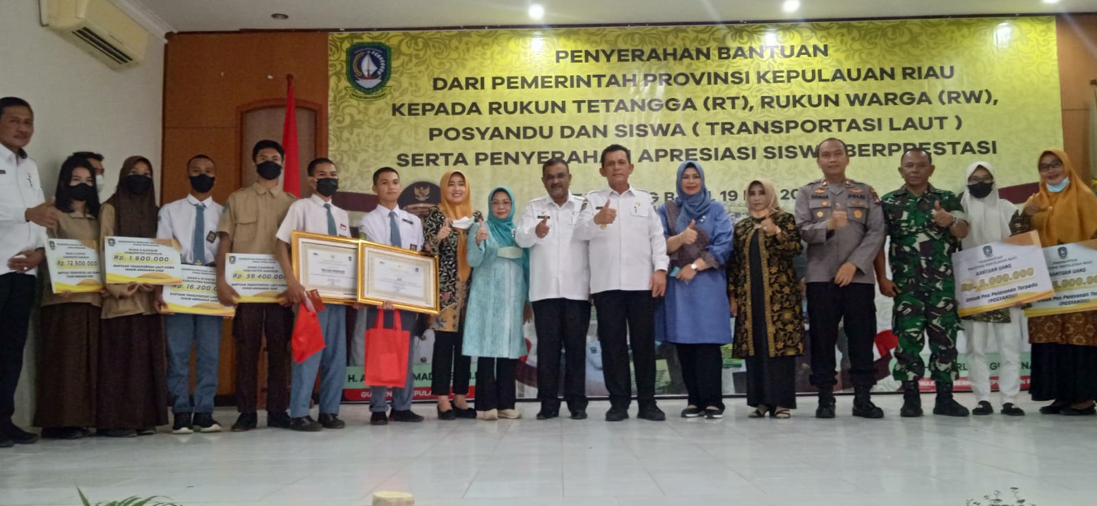 Gubernur Kepri, H Ansar Ahmad Salurkan Insentif RT/RW, Posyandu Dan Dana Penyeberangan Gubernur Kepri, H Ansar Ahmad Salurkan Insentif RT/RW, Posyandu Dan Dana Penyeberangan