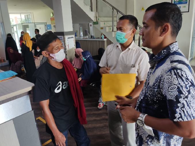 YBM PLN UP3 Rengat Berikan Bantuan Pengobatan Katarak Warga Inhil YBM PLN UP3 Rengat Berikan Bantuan Pengobatan Katarak Warga Inhil