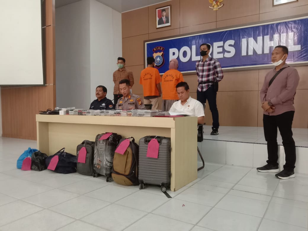 Sepasang Suami Istri Ini Ditahan Polisi Diduga Penyeludupan 243 Hp, Kamera Dan Laptop Dari Batam