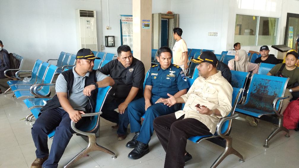 Bahu Jalan Banyak Sampah Dan Rumput, Bupati Karimun Tegur Camat Kundur Bahu Jalan Banyak Sampah Dan Rumput, Bupati Karimun Tegur Camat Kundur