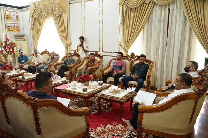 Audiensi pedagang di rumah bupati