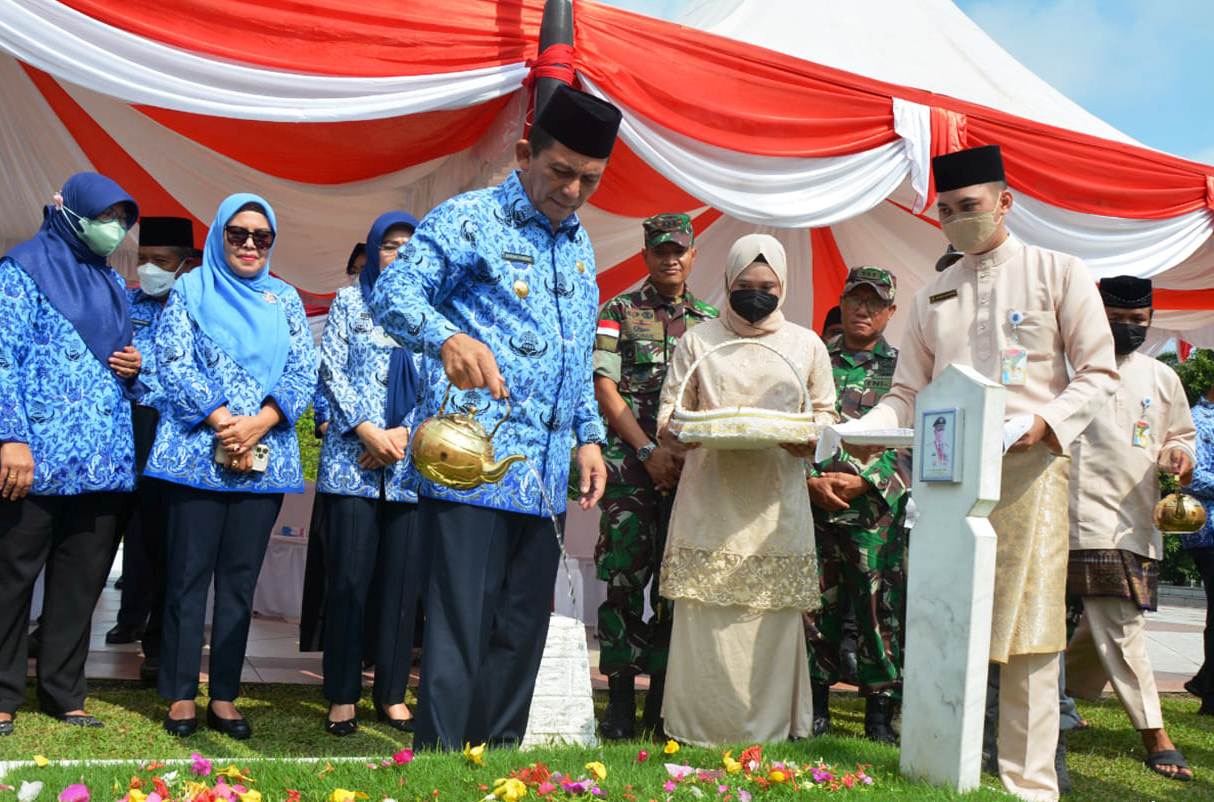 Ansar Ahmad Ziarah Makam Pahlawan di Tanjungpinang