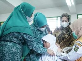 Ketua TP PKK Kabupaten Asahan didampingi Ketua Bidang Pembinaan Karakter melihat langsung para siswa-siswi yang sedang di Imunisasi