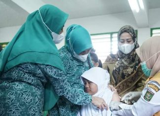 Ketua TP PKK Kabupaten Asahan didampingi Ketua Bidang Pembinaan Karakter melihat langsung para siswa-siswi yang sedang di Imunisasi