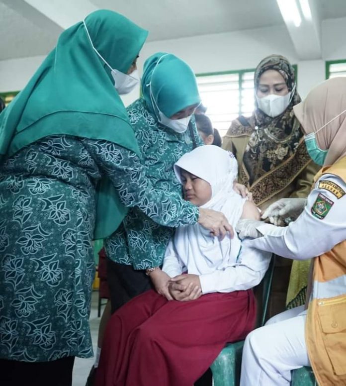 Ketua TP PKK Kabupaten Asahan didampingi Ketua Bidang Pembinaan Karakter melihat langsung para siswa-siswi yang sedang di Imunisasi Ketua TP PKK Kabupaten Asahan didampingi Ketua Bidang Pembinaan Karakter melihat langsung para siswa-siswi yang sedang di Imunisasi