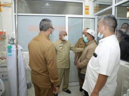 Usai Menjenguk, Bupati Asahan menyampaikan kepada Kepala Dinas Kesehatan untuk memberikan penanganan yang maksimal kepada kedua bayi kembar siam