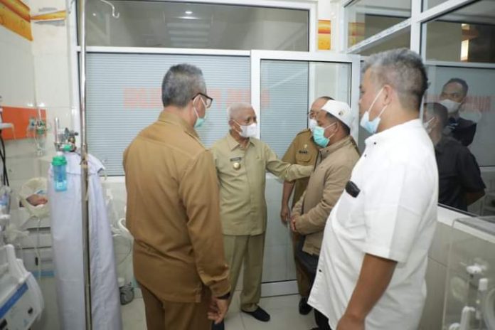 Usai Menjenguk, Bupati Asahan menyampaikan kepada Kepala Dinas Kesehatan untuk memberikan penanganan yang maksimal kepada kedua bayi kembar siam Usai Menjenguk, Bupati Asahan menyampaikan kepada Kepala Dinas Kesehatan untuk memberikan penanganan yang maksimal kepada kedua bayi kembar siam