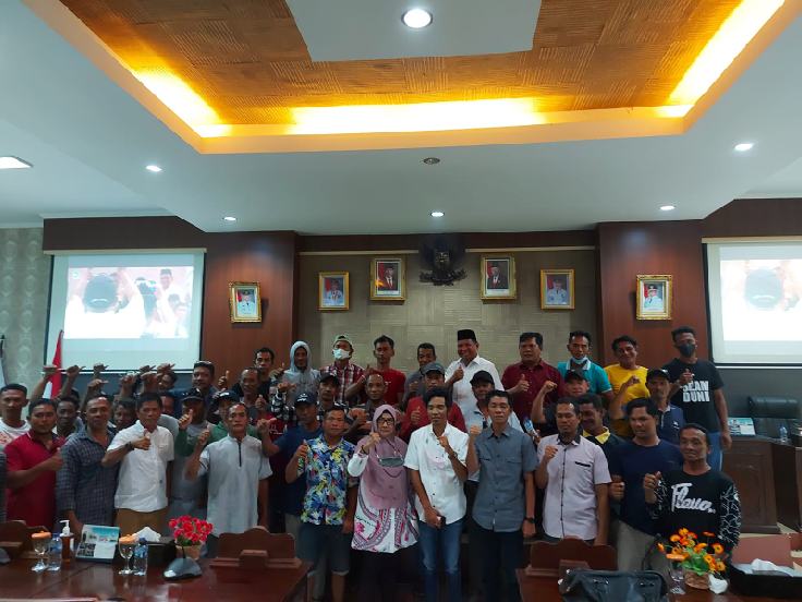 (Foto) DPRD Anambas Gelar Rapat Bersama Nelayan, Cari Solusi Terkait Kelangkaan BBM Solar